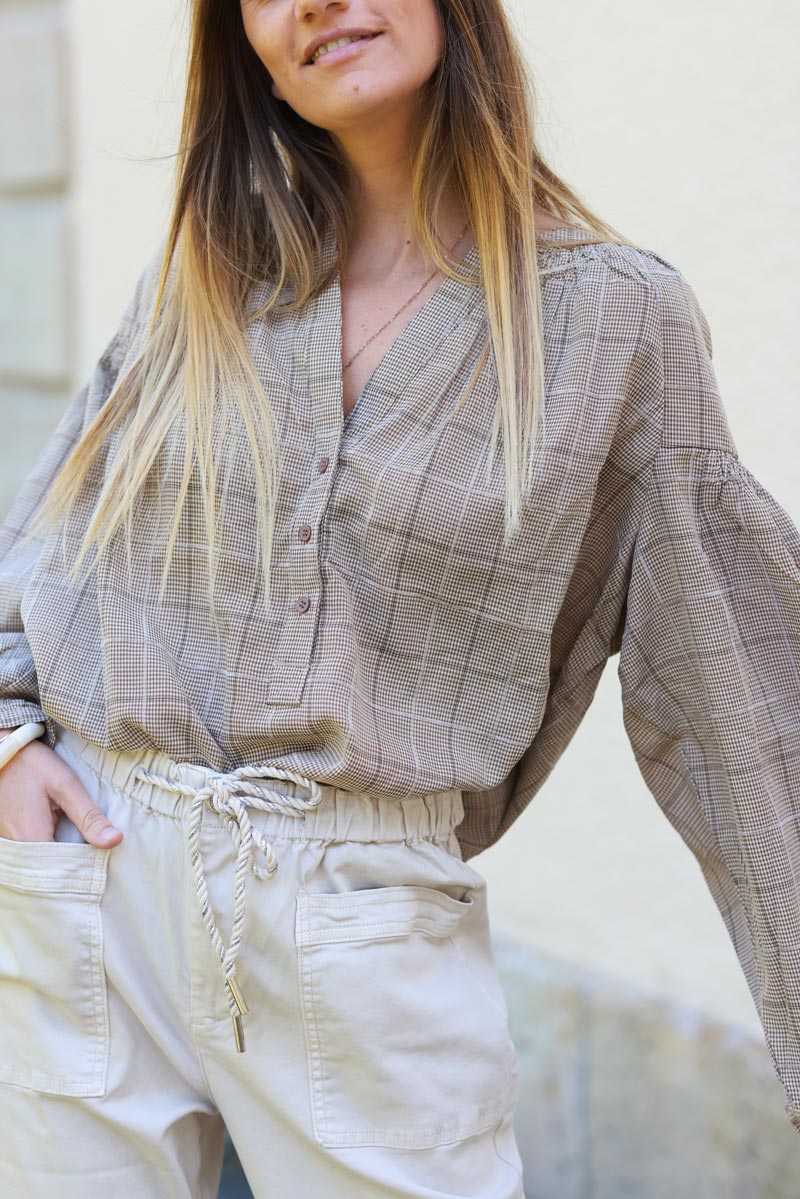 Túnica beige con cuello abotonado y cuadros en relieve de terciopelo.