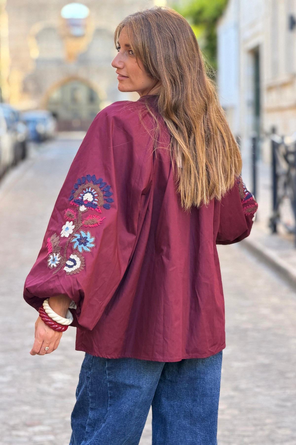 Tunique large aubergine en coton col v broderie fleurs sur les manches ballons