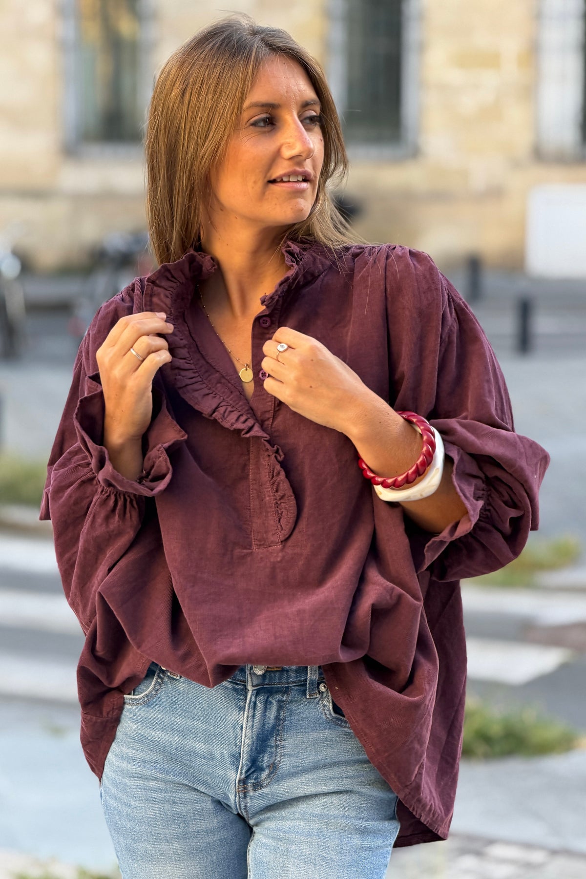 Tunique large aubergine en velours côtelé fin détail col froufrous et boutons