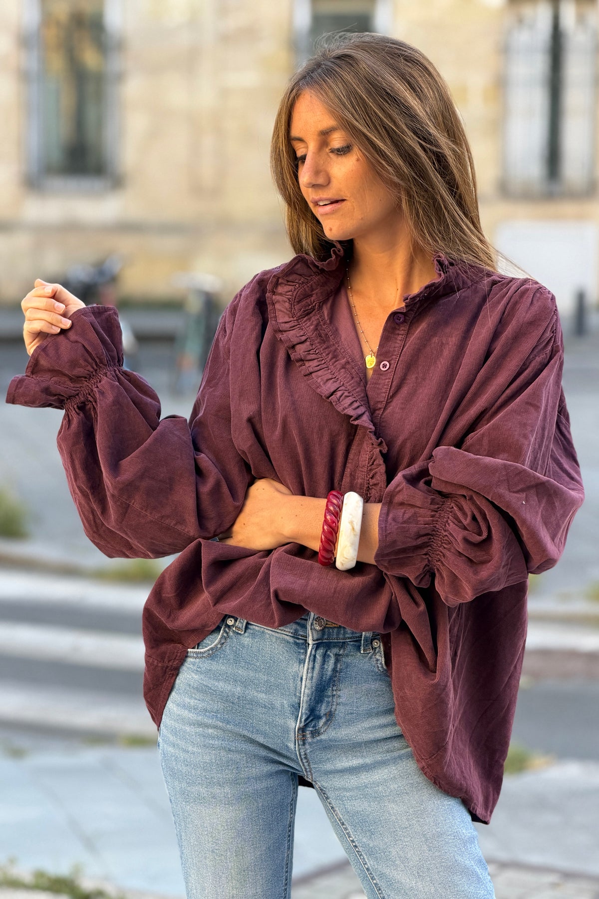 Tunique large aubergine en velours côtelé fin détail col froufrous et boutons
