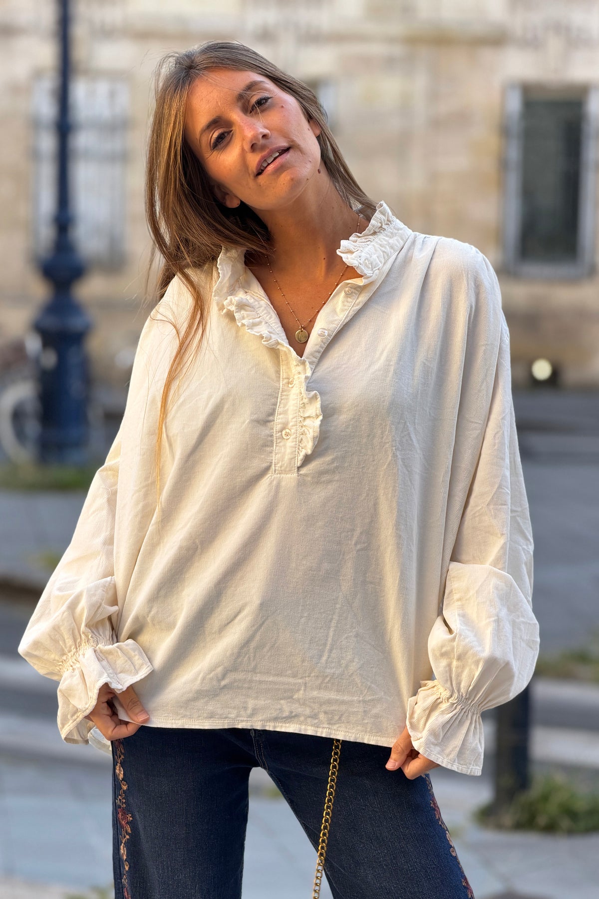 Tunique large beige en velours côtelé fin détail col froufrous et boutons