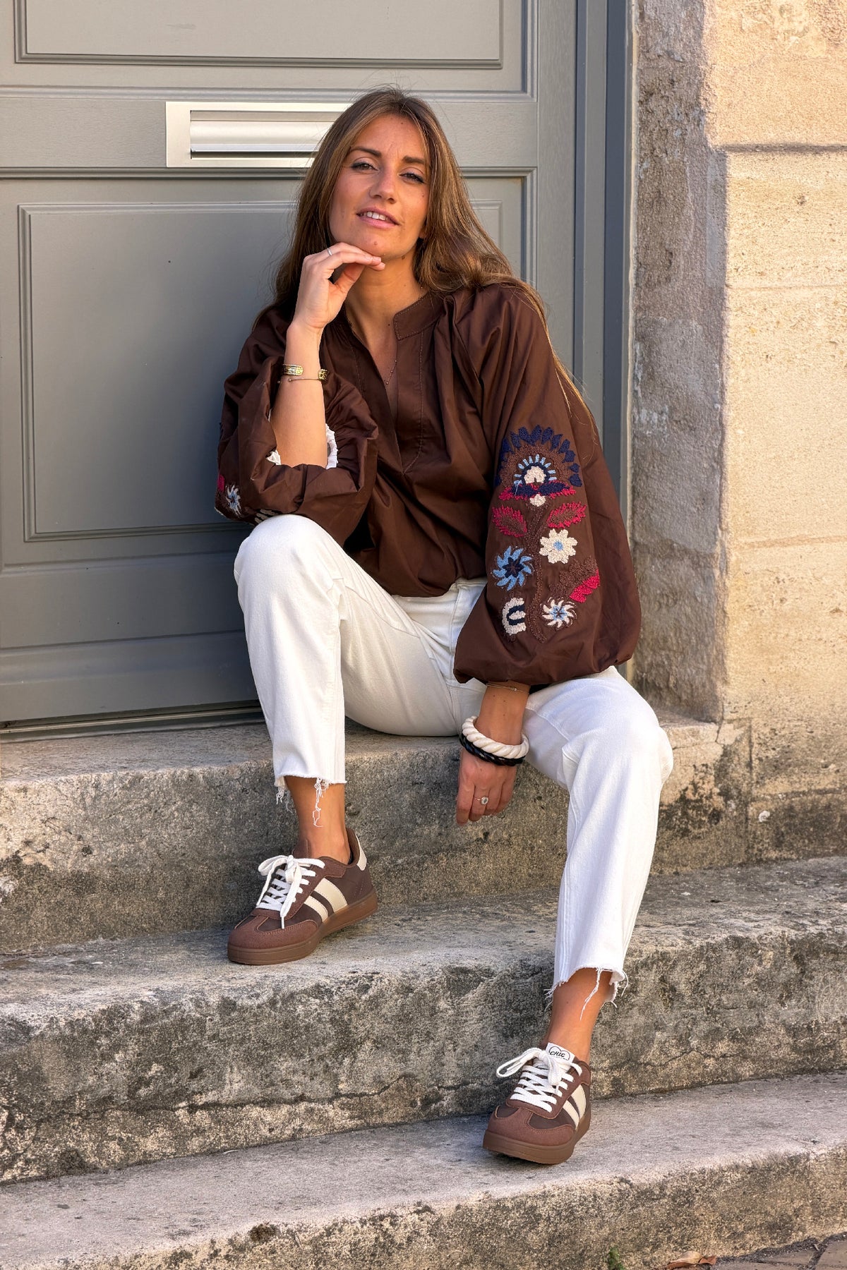 Tunique large marron en coton col v broderie fleurs sur les manches ballons