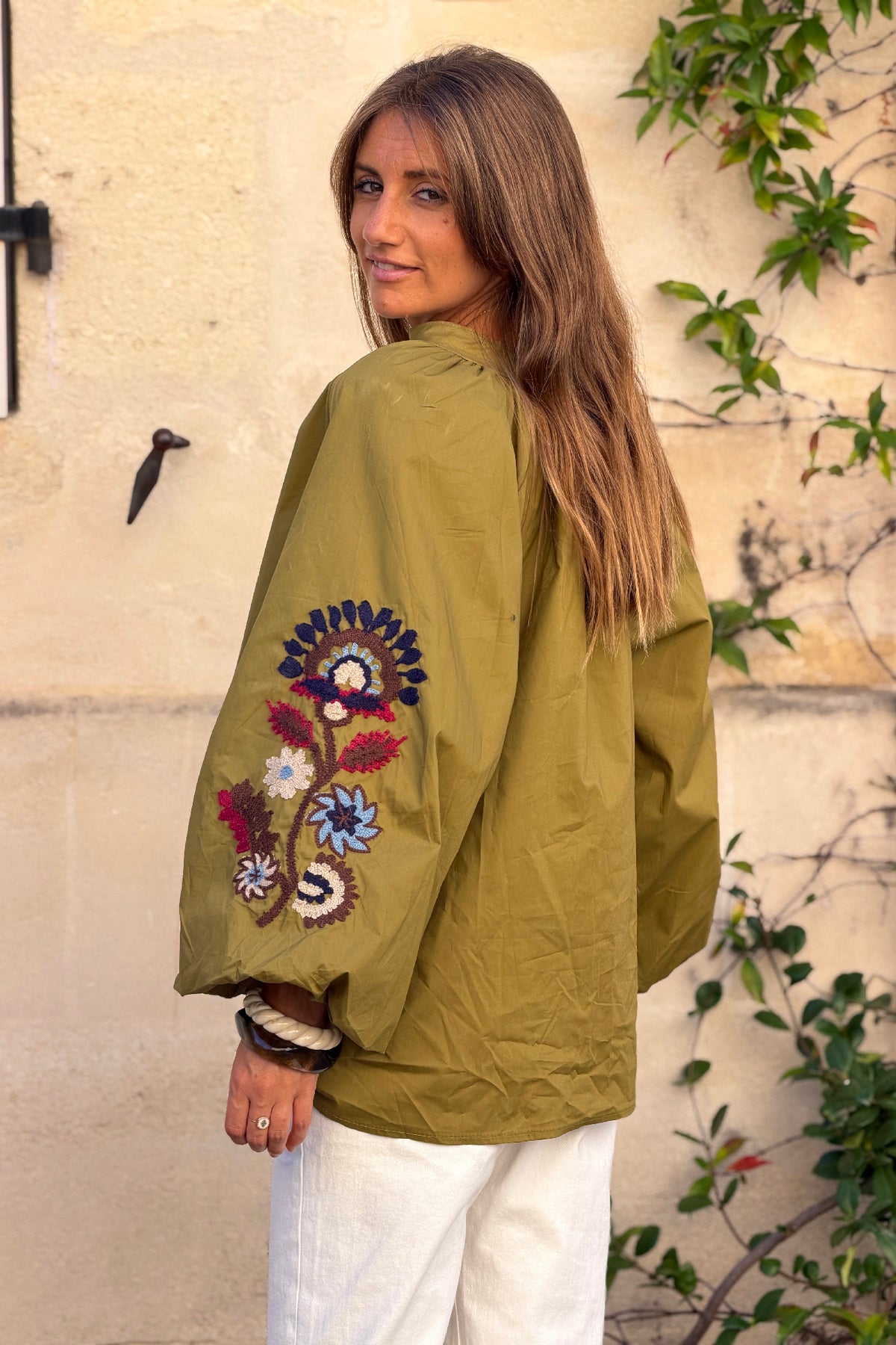 Tunique large vert olive en coton col v broderie fleurs sur les manches ballons