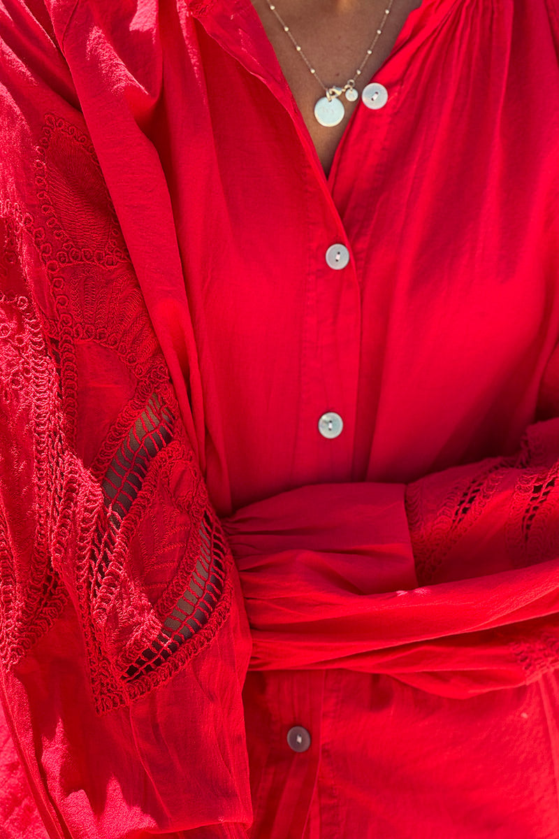Tunique rouge à boutons manches ajourées motifs en crochet