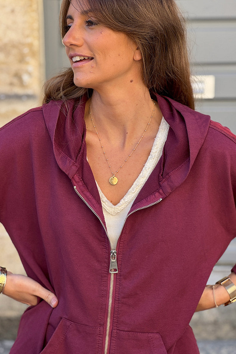 Veste aubergine confort à capuche zippée avec liseré satiné et poches