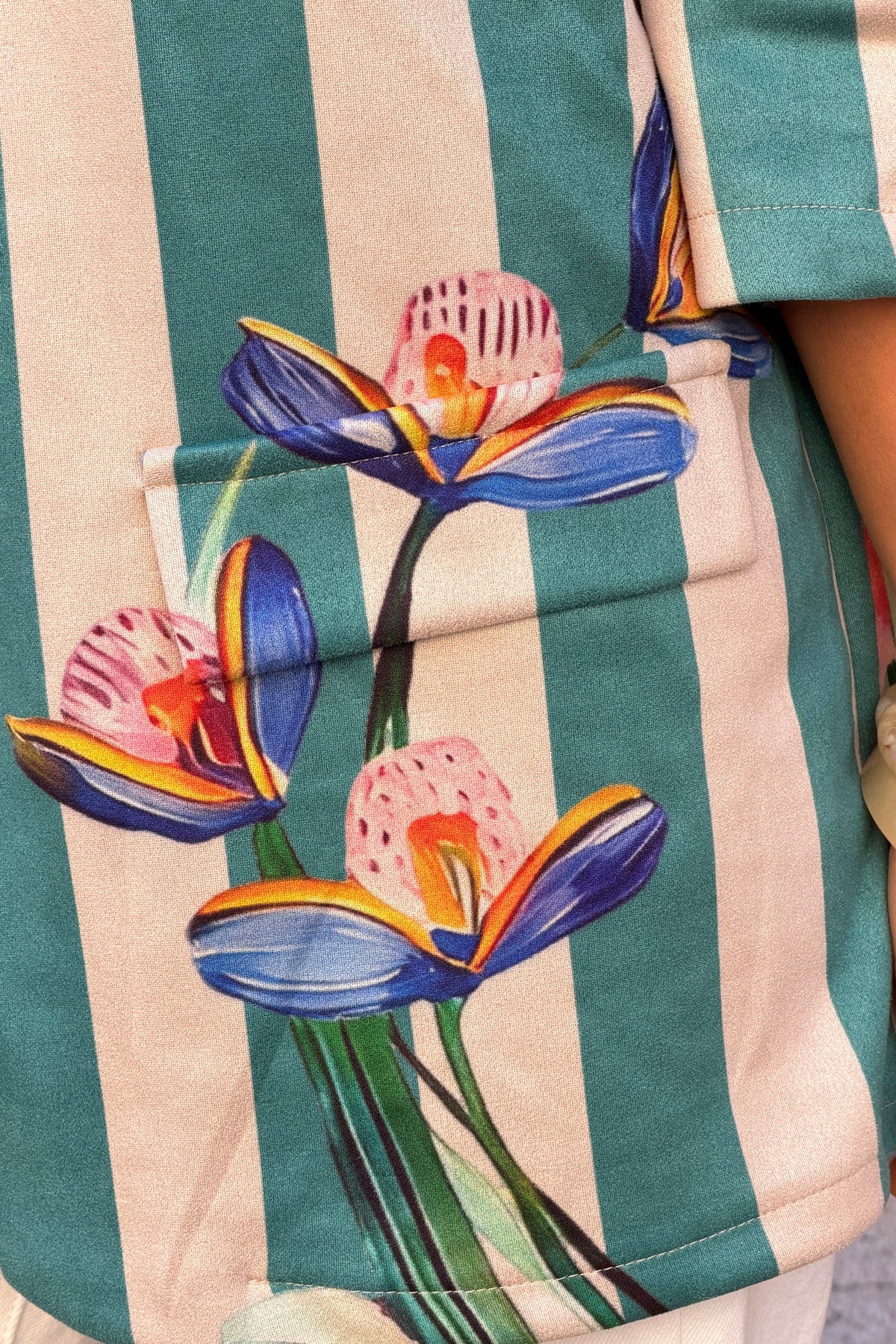 Veste blazer souple en suédine rayures turquoises imprimé fleurs et léopard
