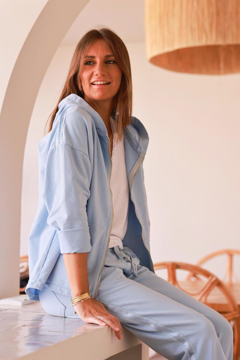 Chaqueta cómoda azul cielo con capucha con cremallera, ribete de cinta de raso y bolsillos.