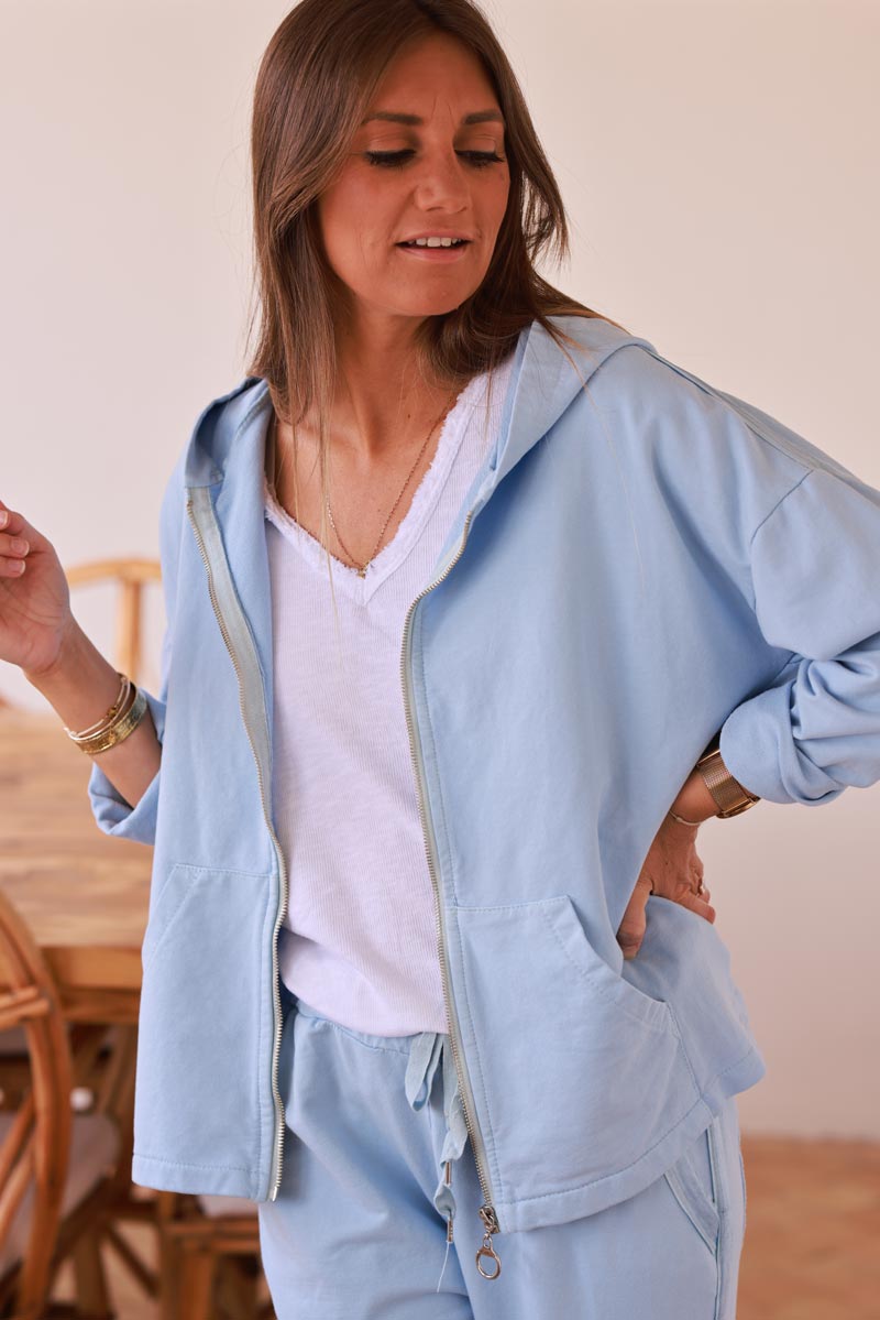 Chaqueta cómoda azul cielo con capucha con cremallera, ribete de cinta de raso y bolsillos.
