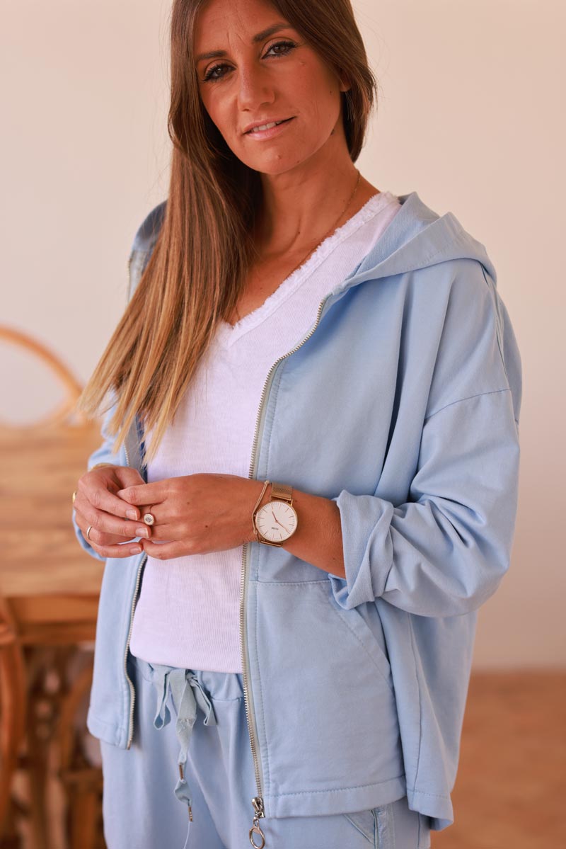 Chaqueta cómoda azul cielo con capucha con cremallera, ribete de cinta de raso y bolsillos.