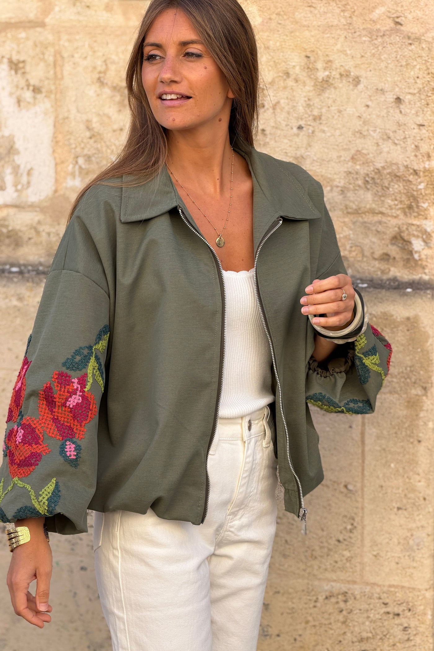 Veste blouson kaki broderie fleurs colorées sur les manches ballons taille élastique