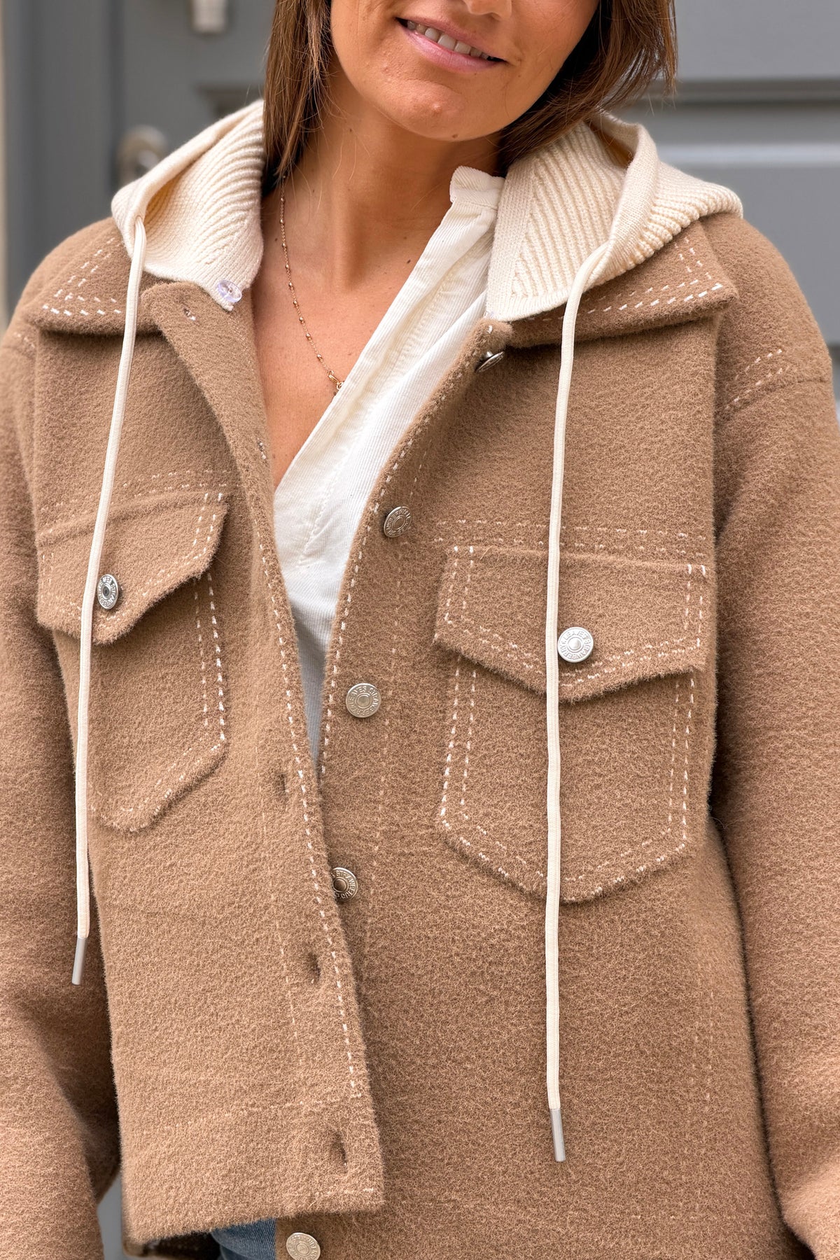 Veste chaude et douce camel détail surpiqures imprimées capuche amovible