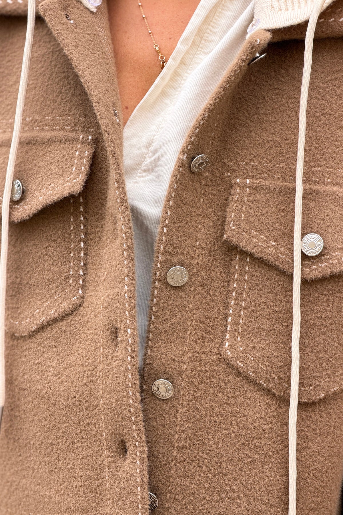 Veste chaude et douce camel détail surpiqures imprimées capuche amovible
