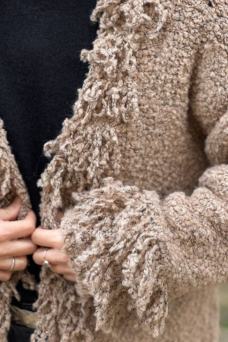 Chaqueta de mezcla de lana camel y alpaca en punto bouclé con mangas y cuello con flecos
