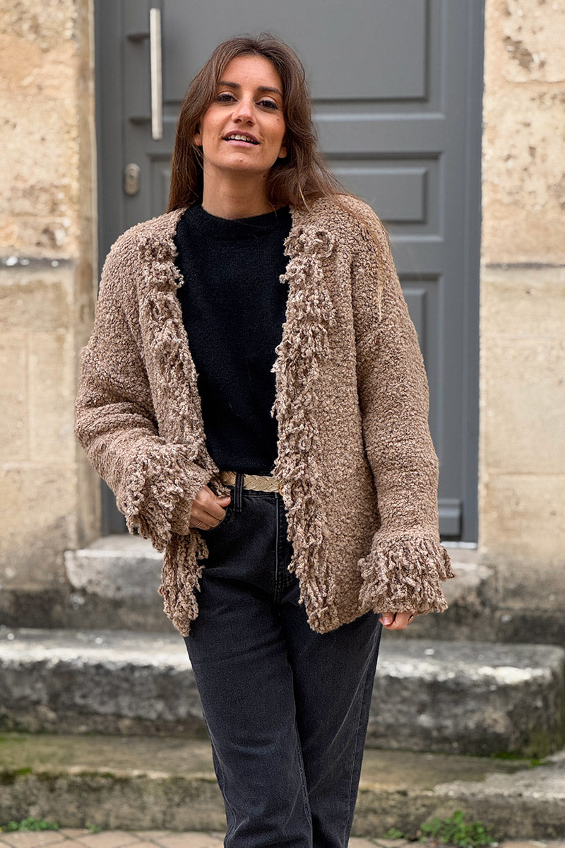 Chaqueta de mezcla de lana camel y alpaca en punto bouclé con mangas y cuello con flecos
