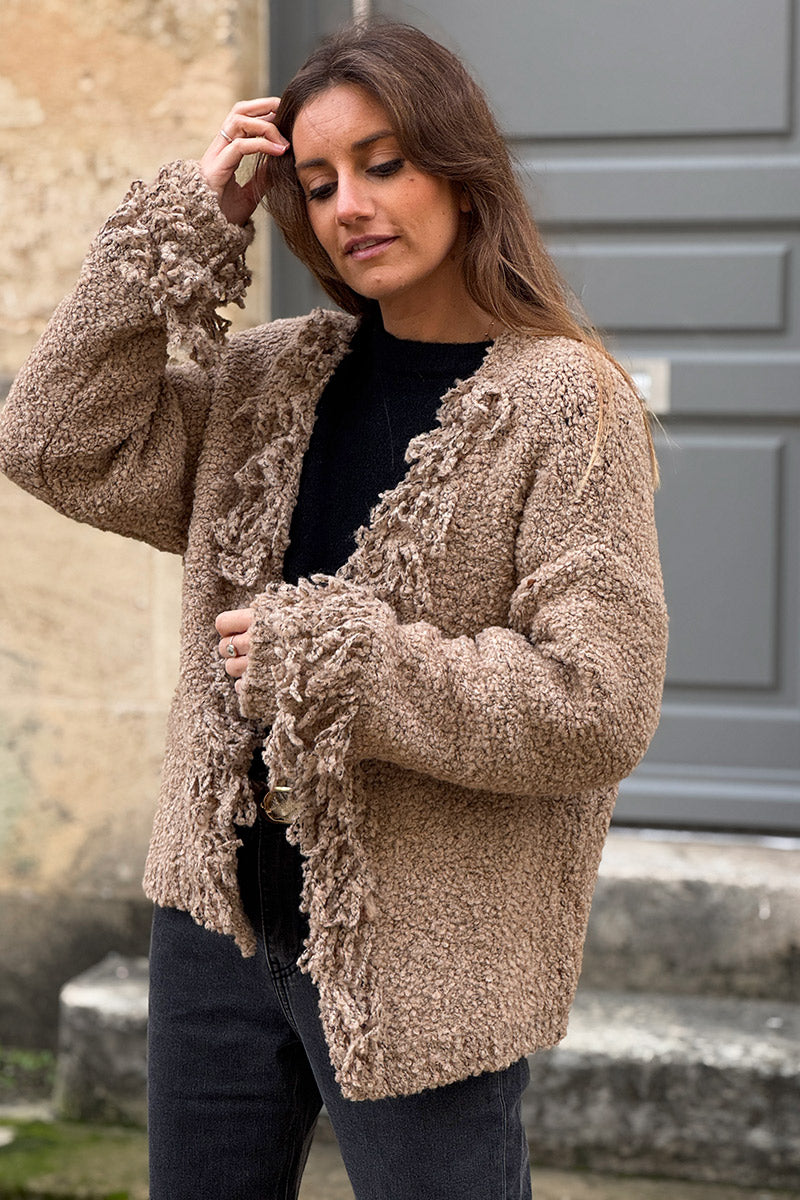Chaqueta de mezcla de lana camel y alpaca en punto bouclé con mangas y cuello con flecos