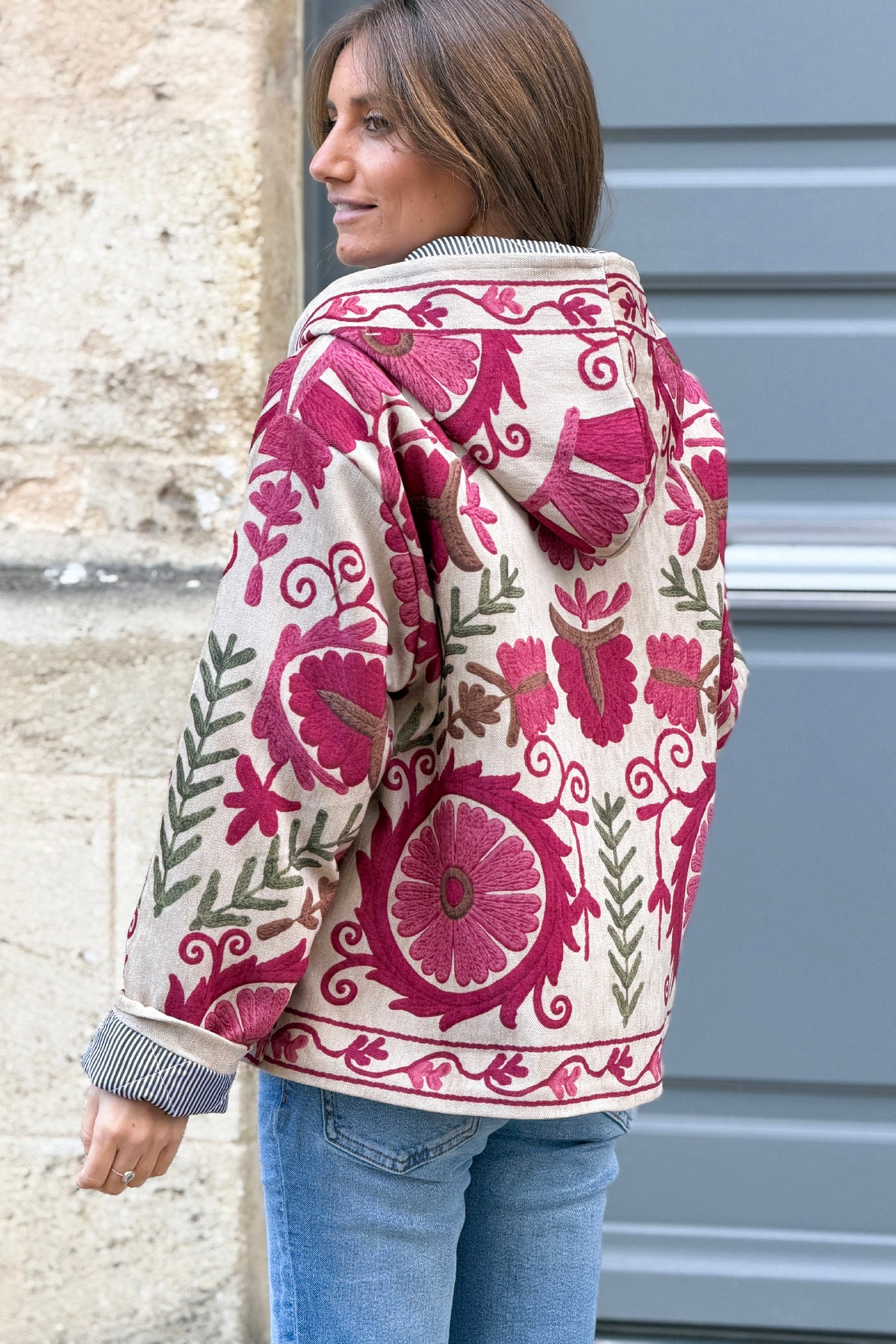 Veste en velours beige à capuche motif effet broderie colorée fermeture zip