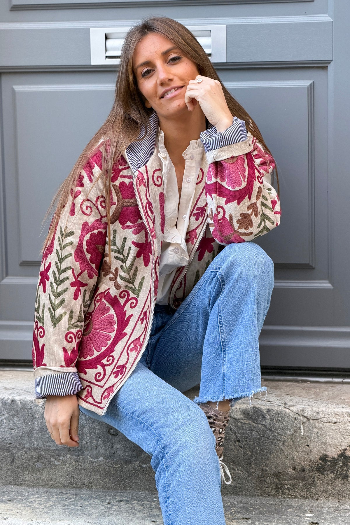 Veste en velours beige à capuche motif effet broderie colorée fermeture zip