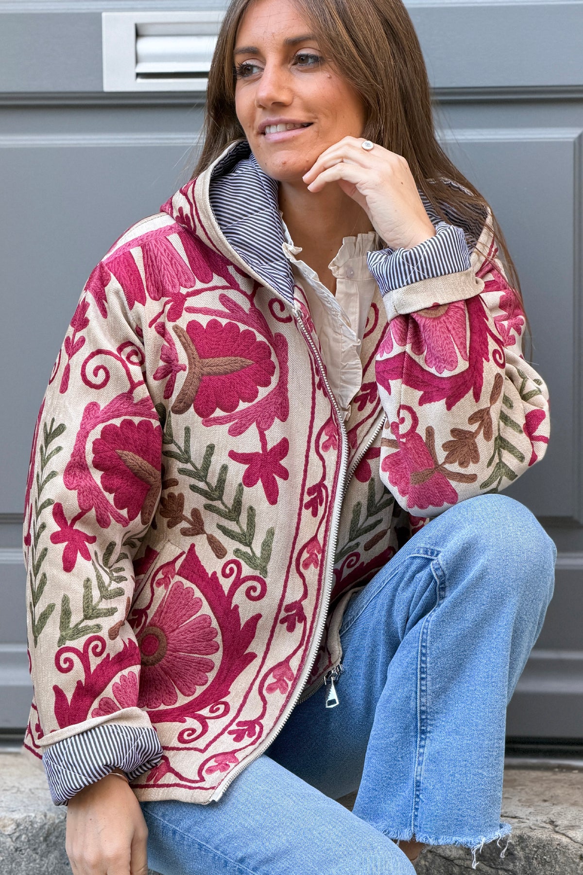 Veste en velours beige à capuche motif effet broderie colorée fermeture zip