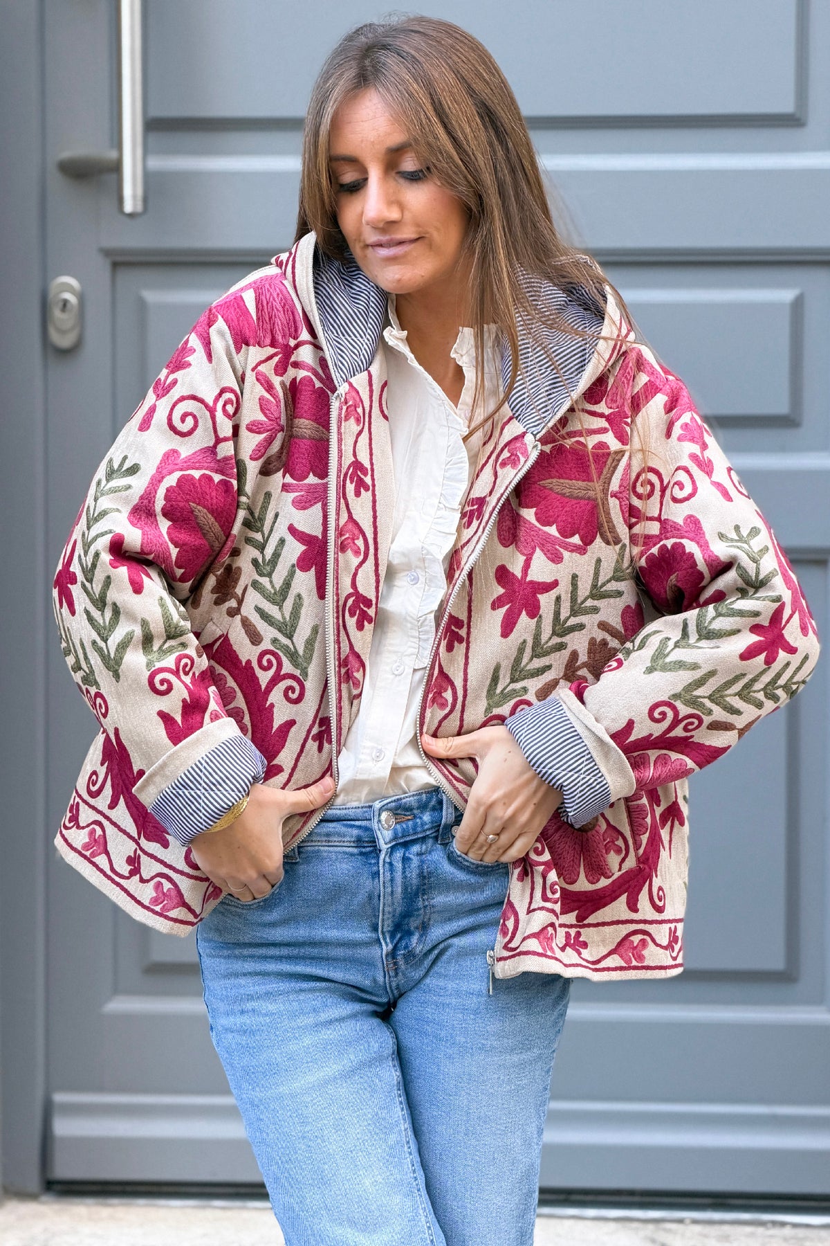 Veste en velours beige à capuche motif effet broderie colorée fermeture zip
