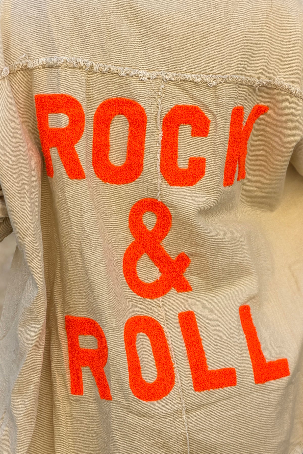 Veste en jean beige oversize finitions franges Rock and Roll en bouclettes orange
