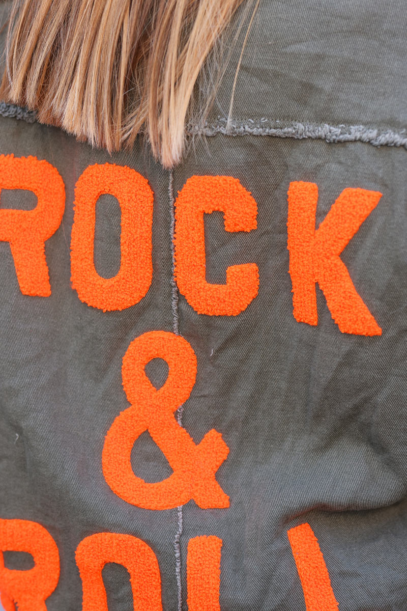 Veste en jean kaki oversize finitions franges Rock and Roll en bouclettes orange