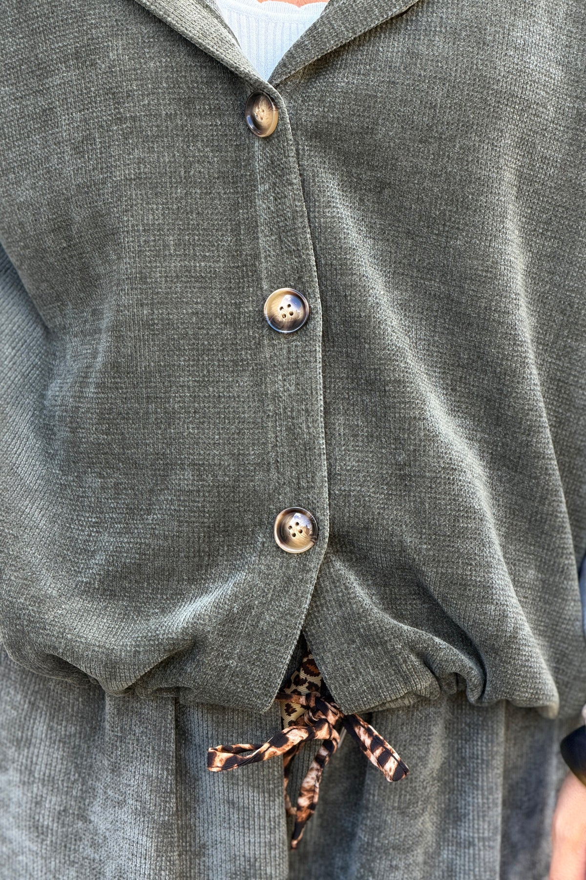 Veste kaki à capuche en velours lien léopard à la taille boutons écaille