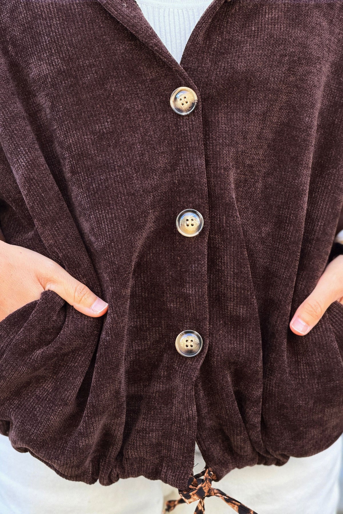 Veste marron à capuche en velours lien léopard à la taille boutons écaille
