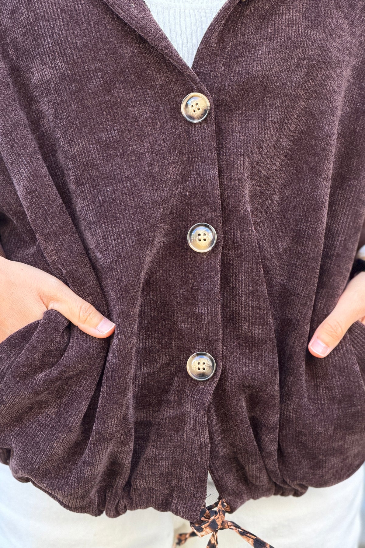 Veste marron à capuche en velours lien léopard à la taille boutons écaille