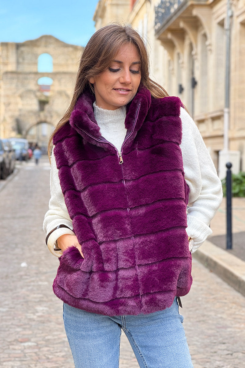 Veste sans manches fausse fourrure aubergine avec zip
