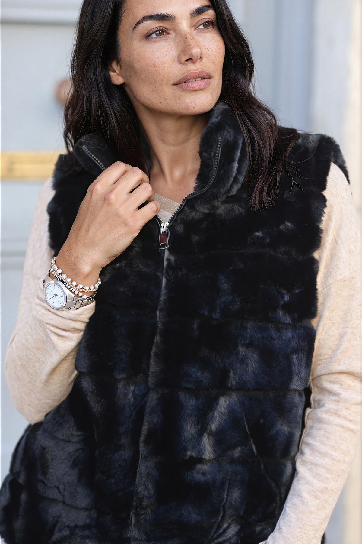 Veste sans manches fausse fourrure noire avec zip