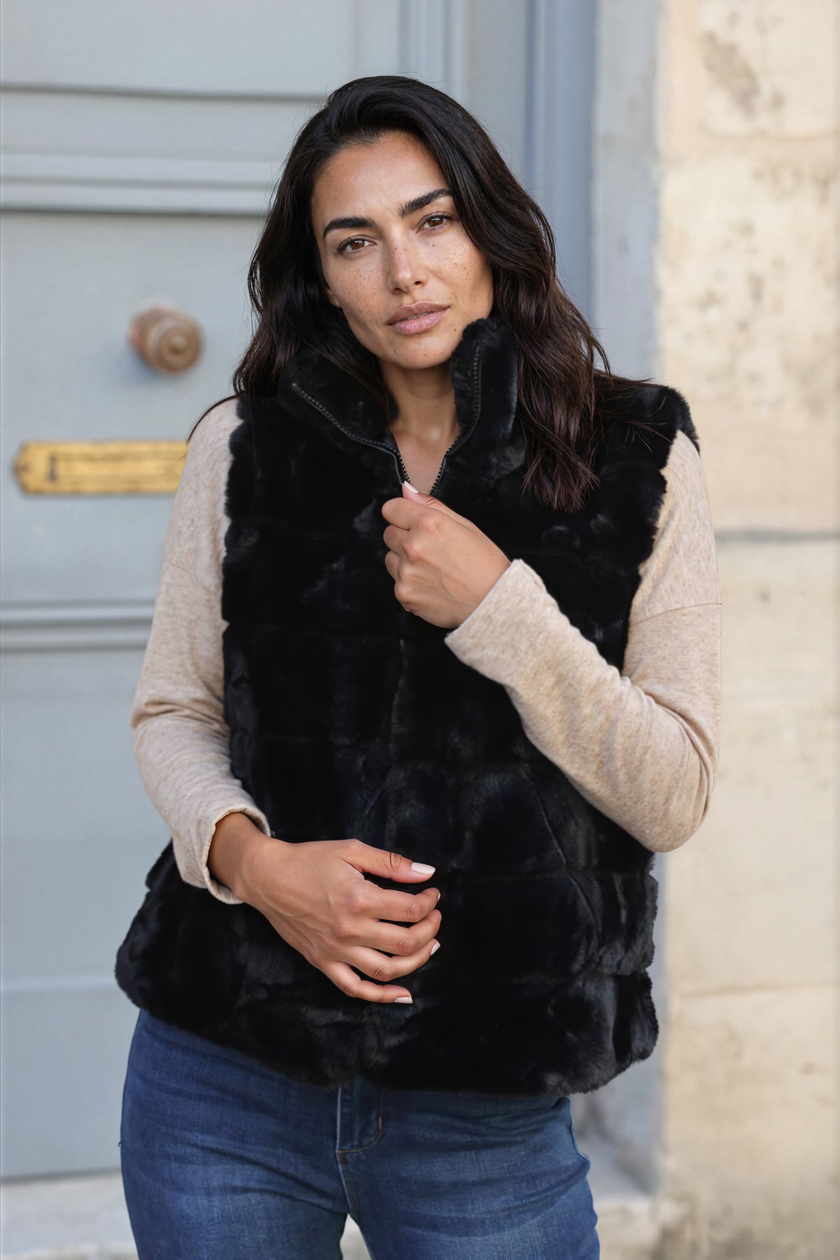 Veste sans manches fausse fourrure noire avec zip