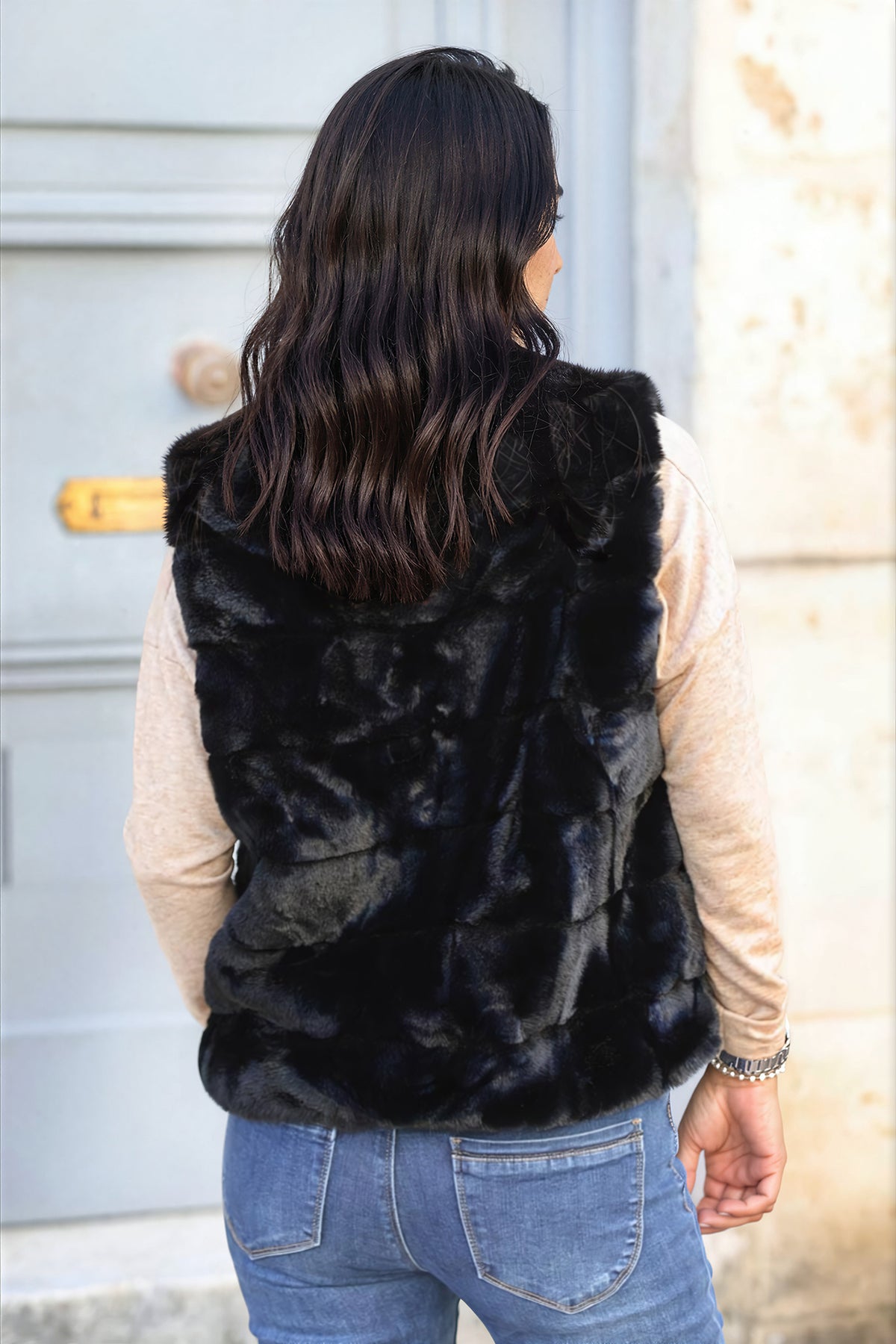 Veste sans manches fausse fourrure noire avec zip