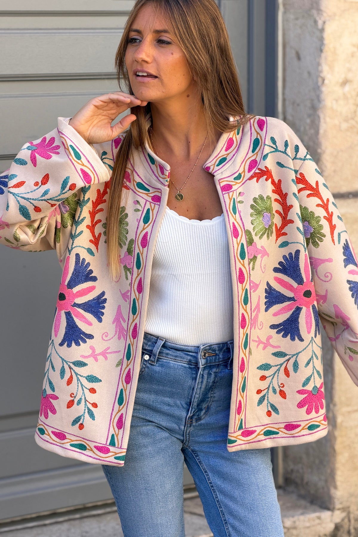 Veste souple en suédine beige imprimé fleurs colorées effet broderie