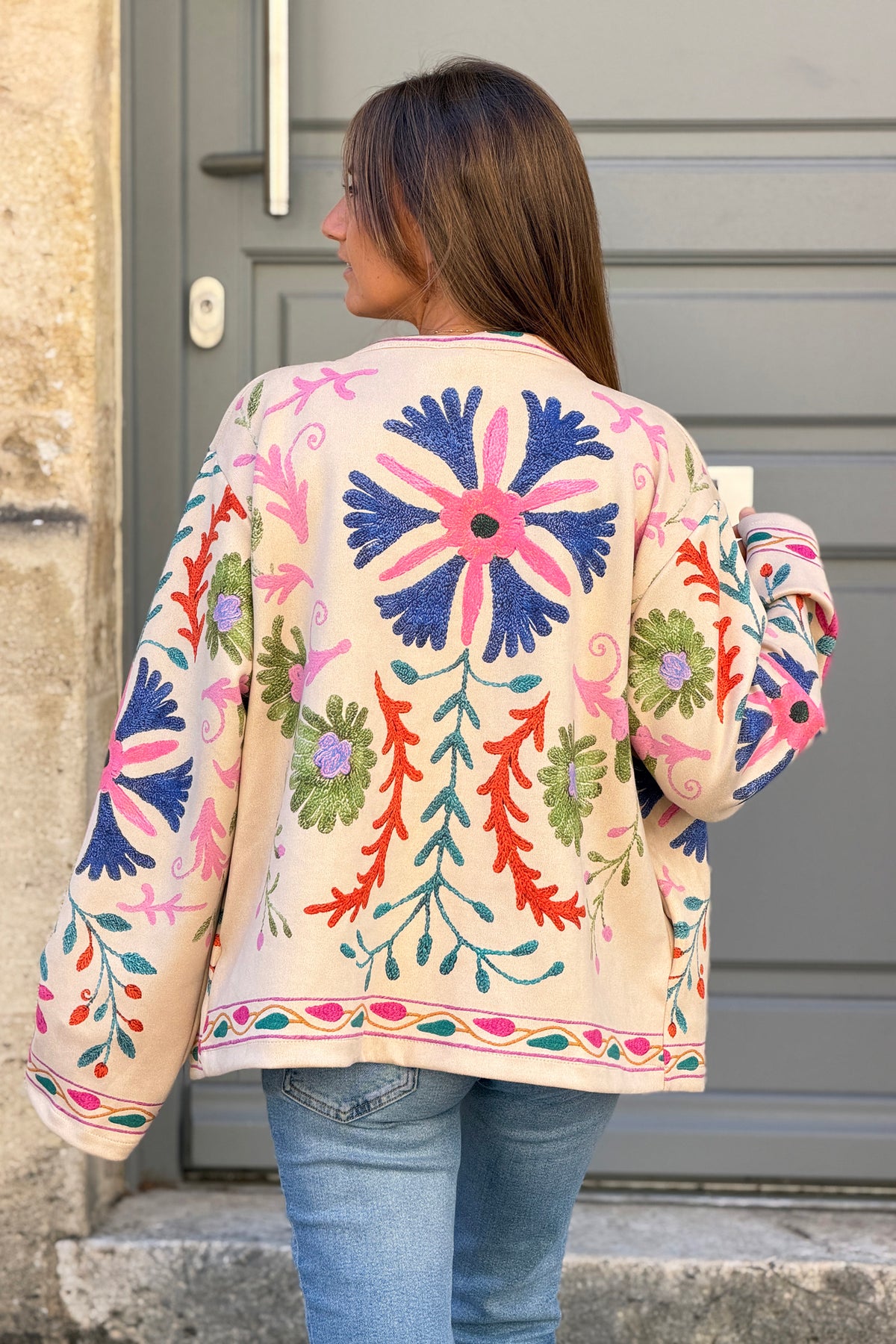 Veste souple en suédine beige imprimé fleurs colorées effet broderie