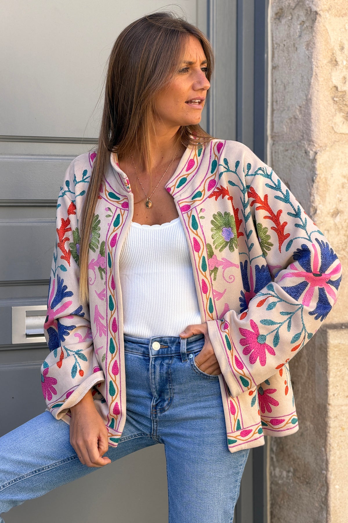 Veste souple en suédine beige imprimé fleurs colorées effet broderie