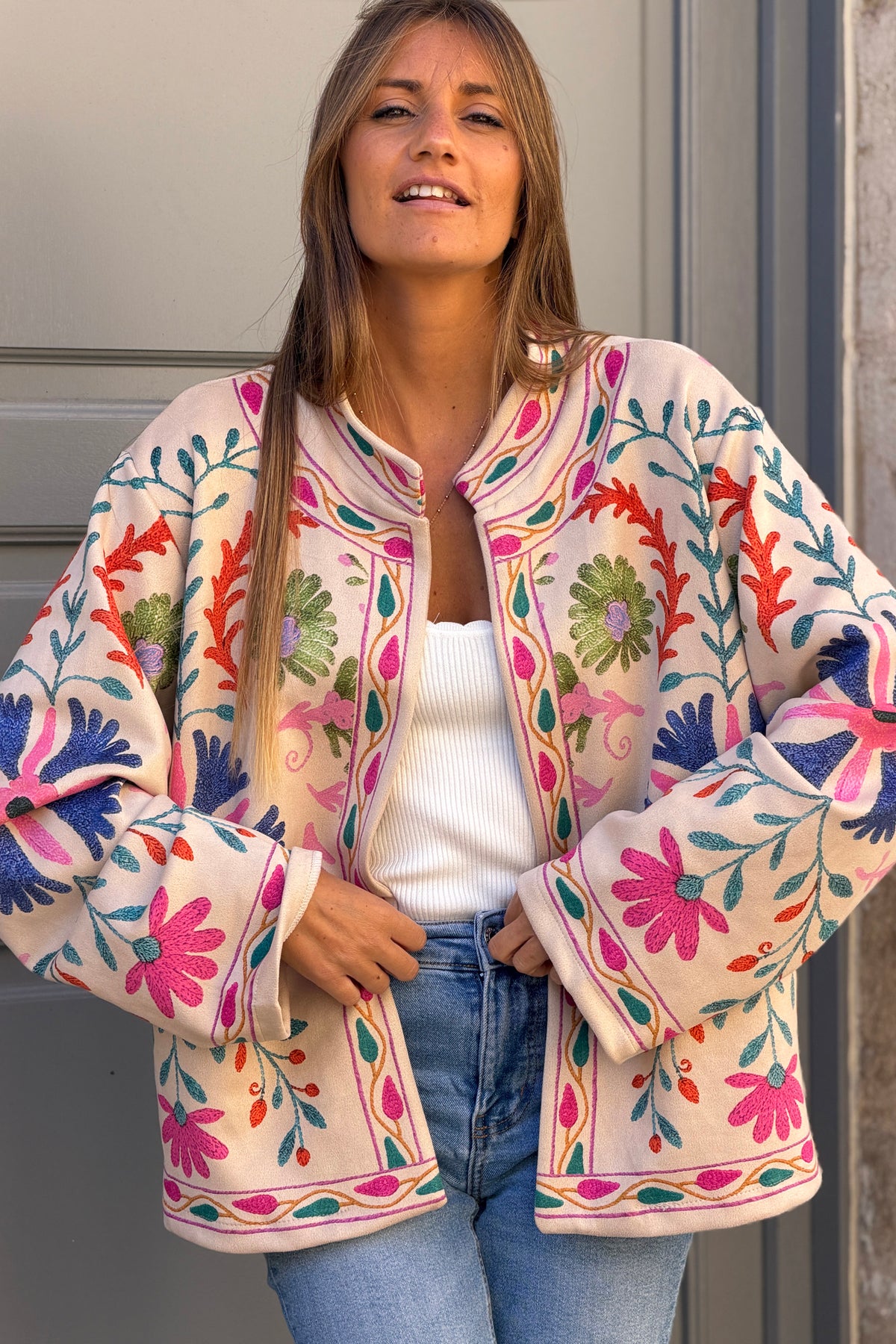 Veste souple en suédine beige imprimé fleurs colorées effet broderie