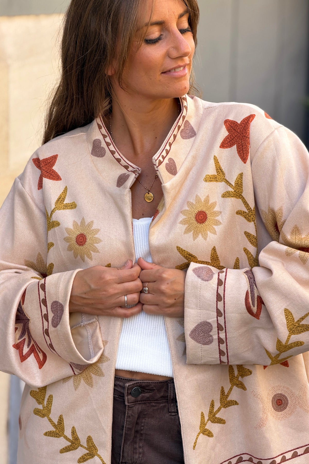 Veste souple en suédine beige imprimé fleurs et œil effet broderie