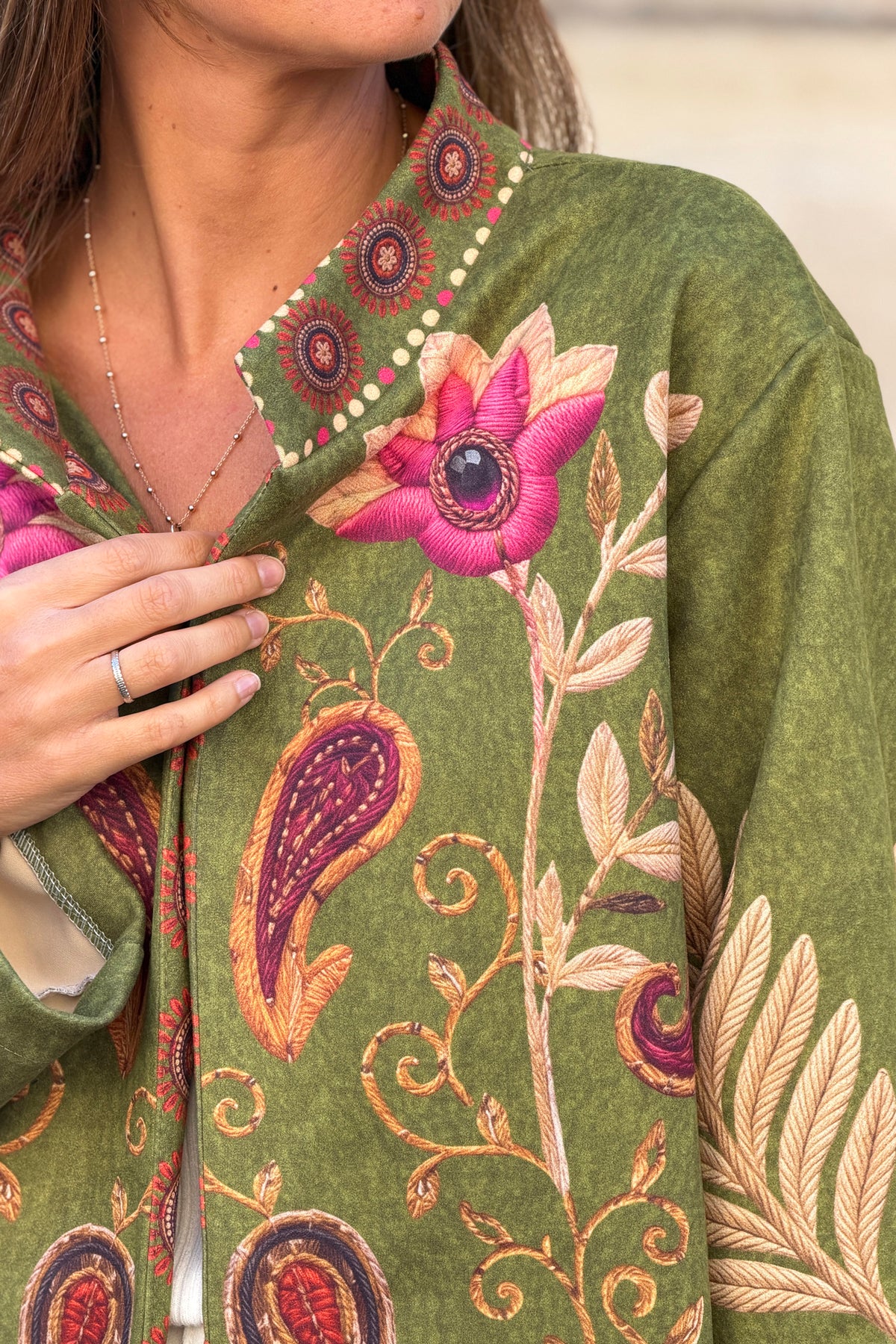 Veste souple en suédine kaki imprimé cachemire Paisley effet broderie