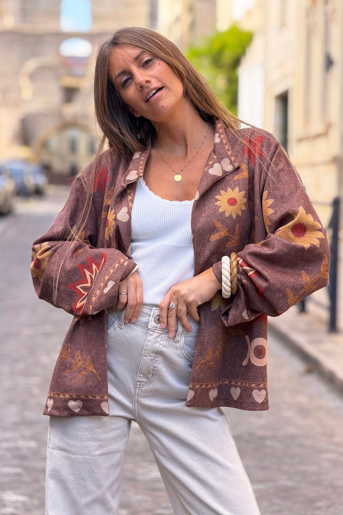 Veste souple en suédine marron imprimé fleurs et œil effet broderie