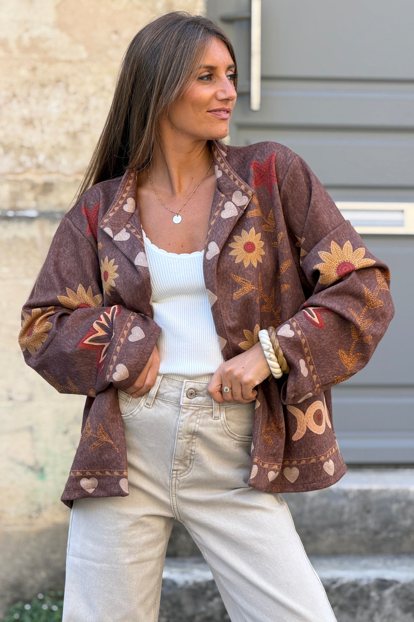 Veste souple en suédine marron imprimé fleurs et œil effet broderie