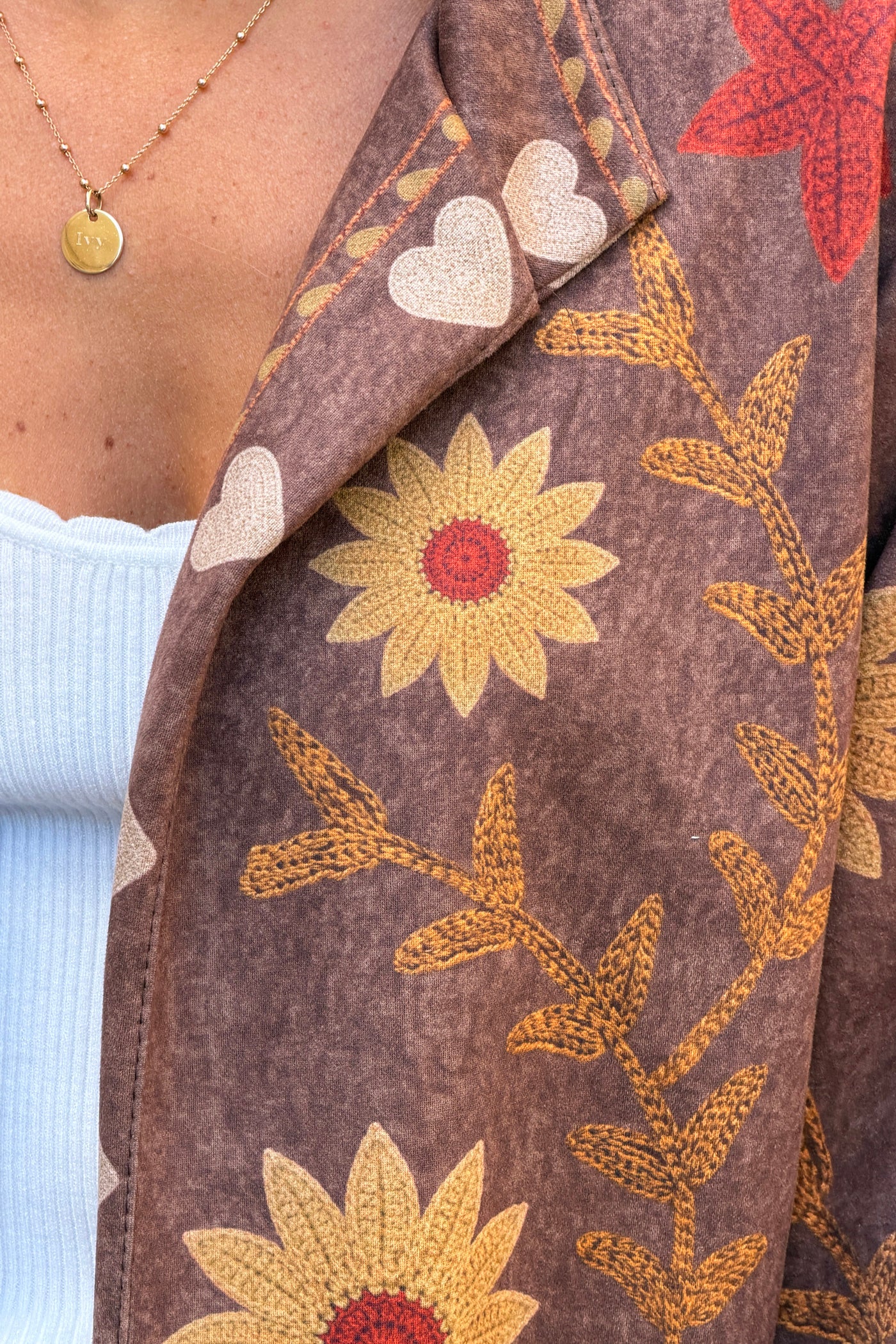 Veste souple en suédine marron imprimé fleurs et œil effet broderie