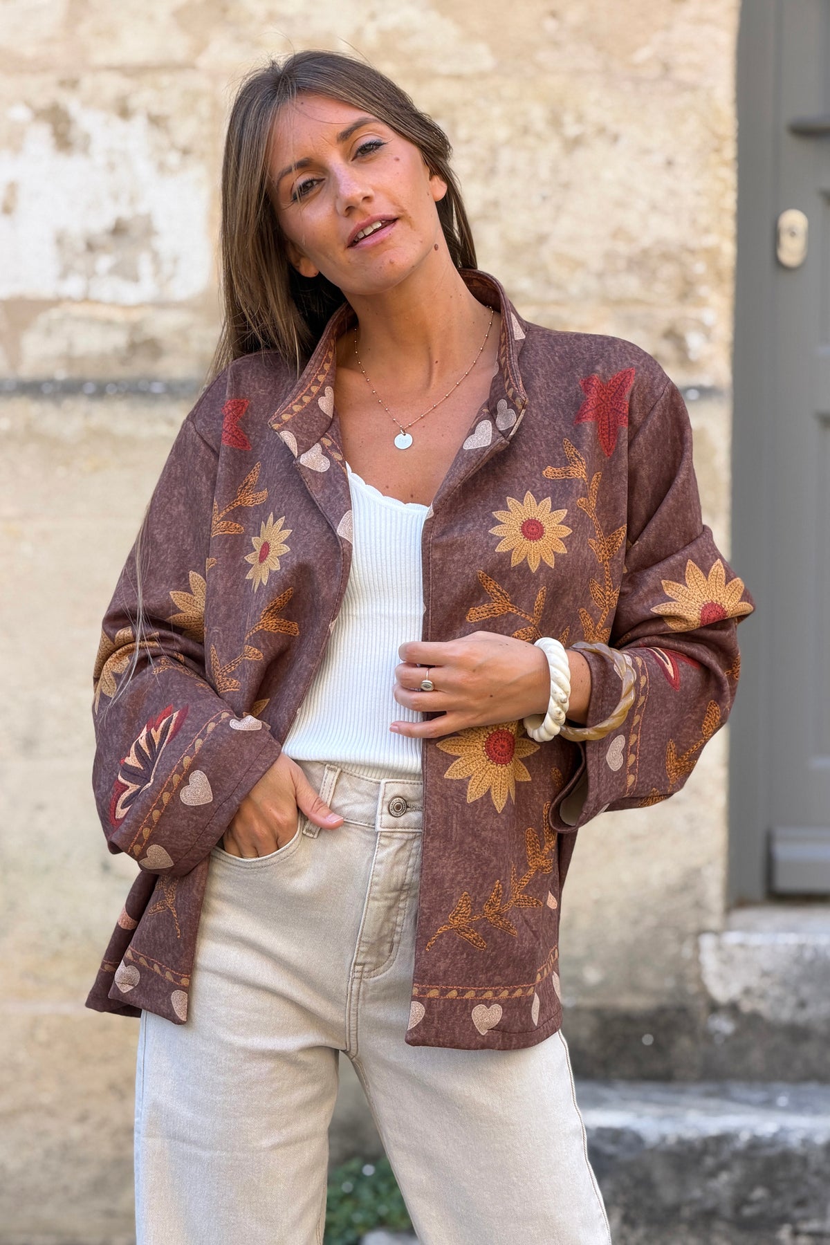 Veste souple en suédine marron imprimé fleurs et œil effet broderie
