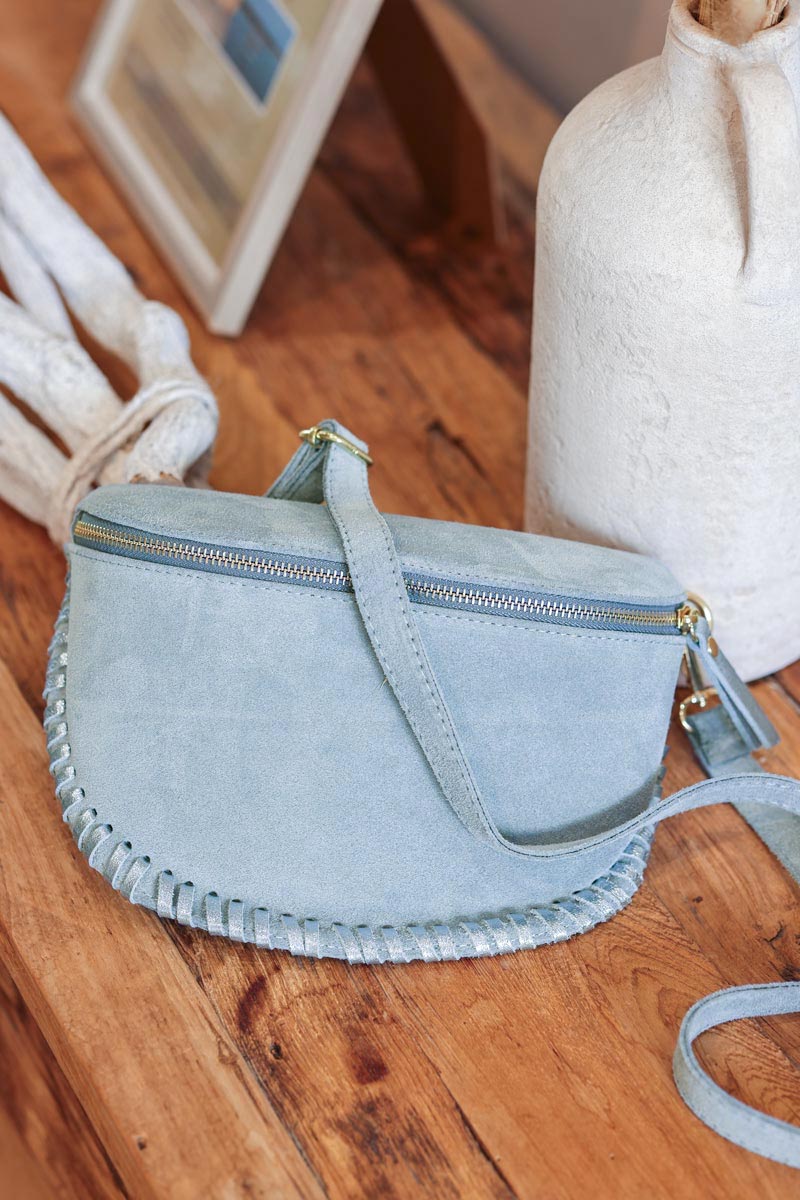 Riñonera azul de ante con pespuntes trenzados brillantes