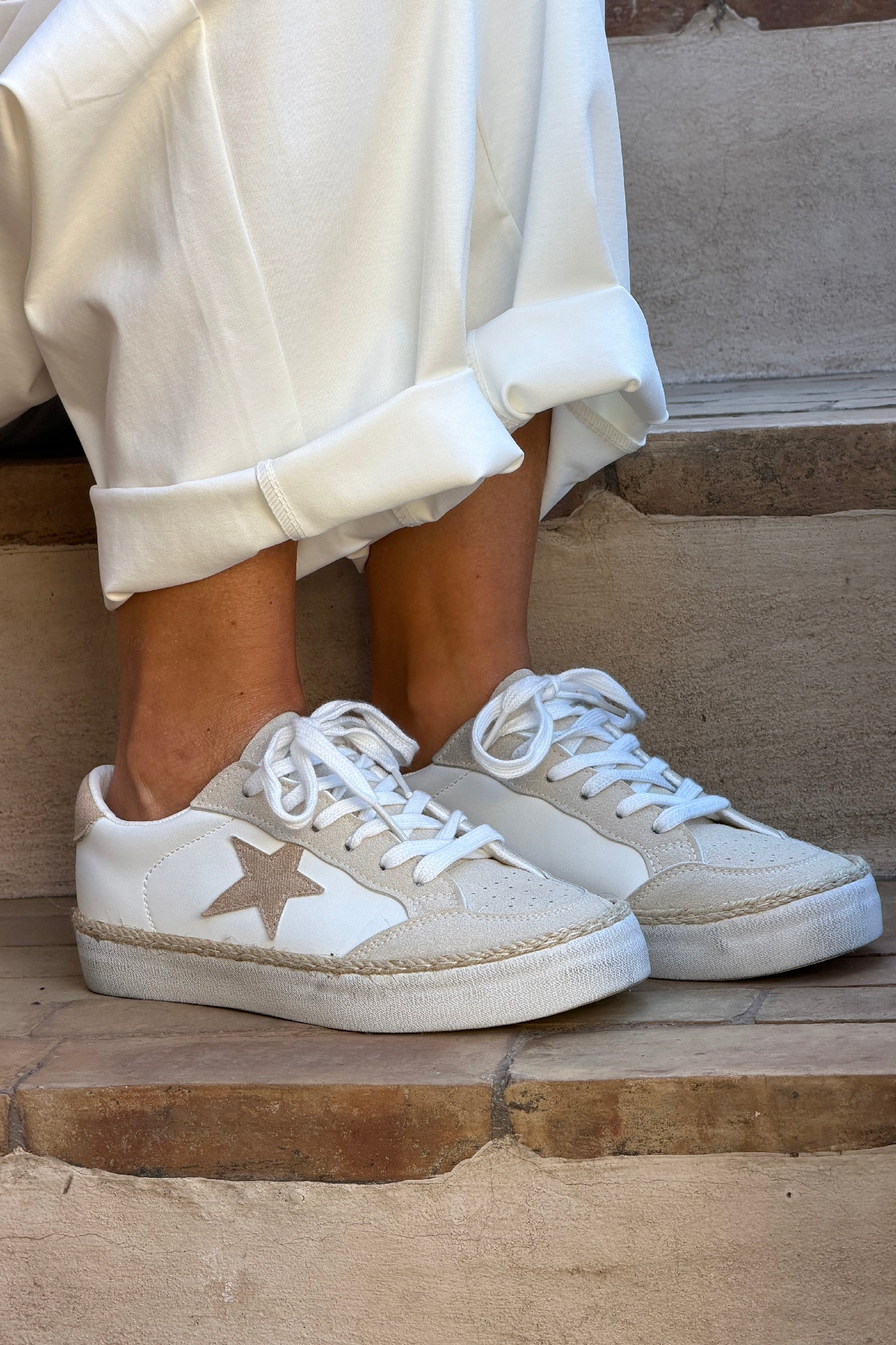 Baskets basses blanches en suédine avec étoile beige et détail corde