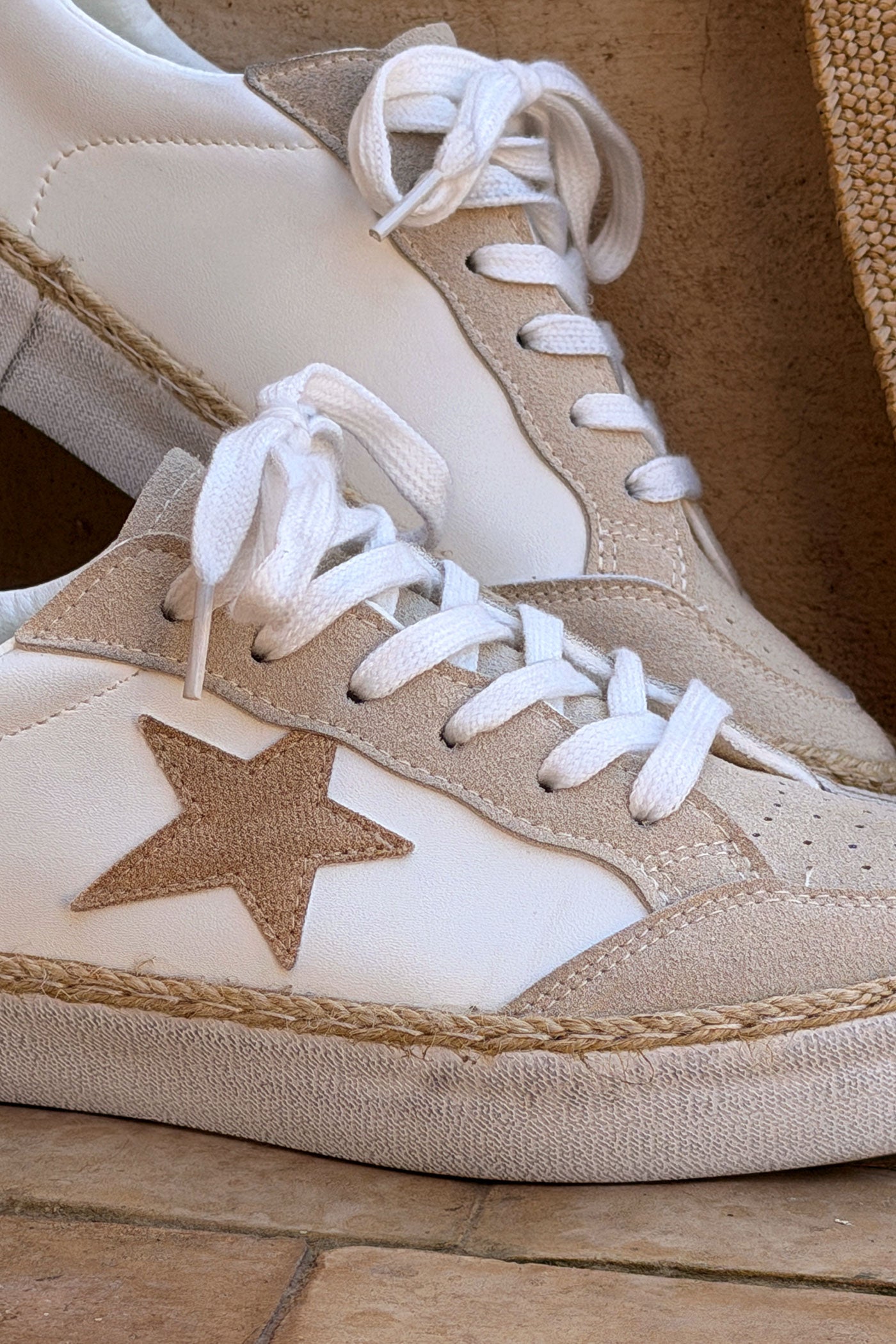 Baskets basses blanches en suédine avec étoile beige et détail corde
