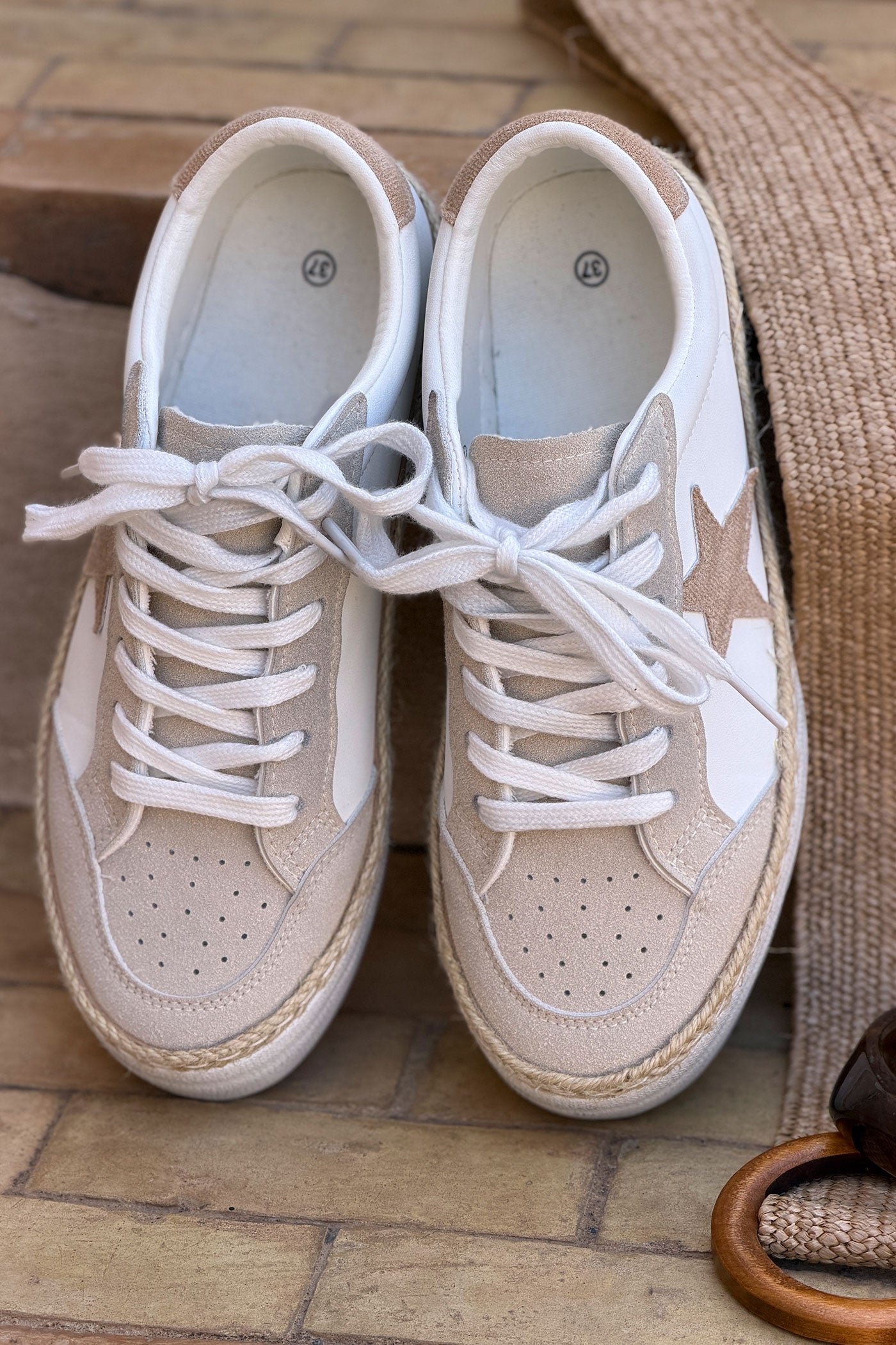 Baskets basses blanches en suédine avec étoile beige et détail corde