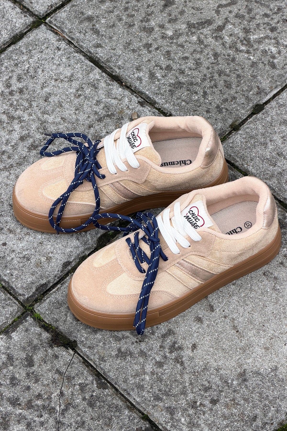 Baskets beige effet daim à plateforme double lacets blanc et marine