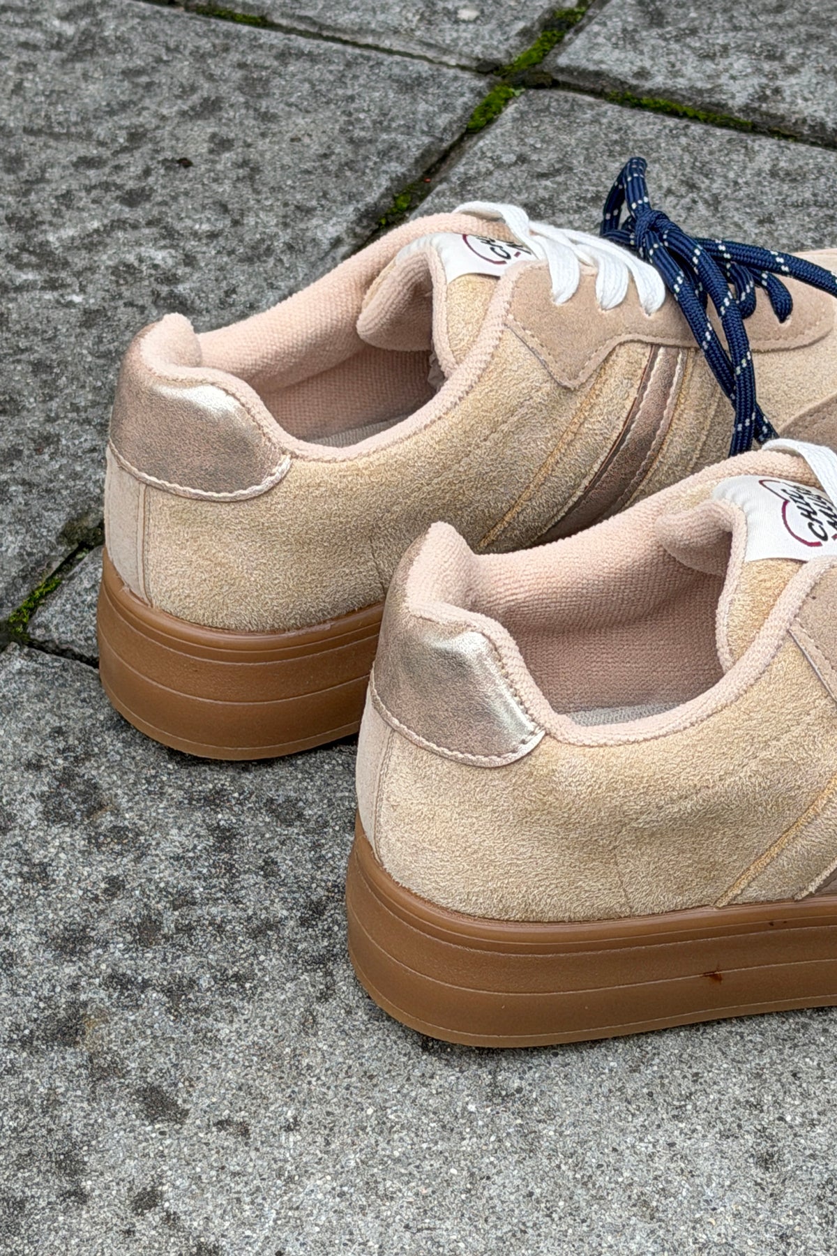 Baskets beige effet daim à plateforme double lacets blanc et marine