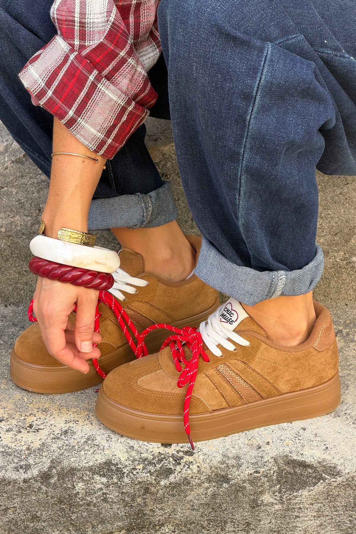 Baskets camel effet daim à plateforme double lacets blanc et rouge