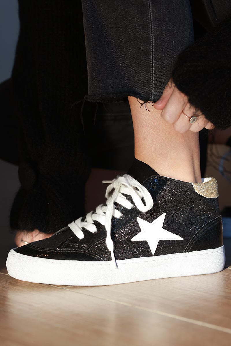 Zapatillas altas negras con purpurina y detalles de pitón